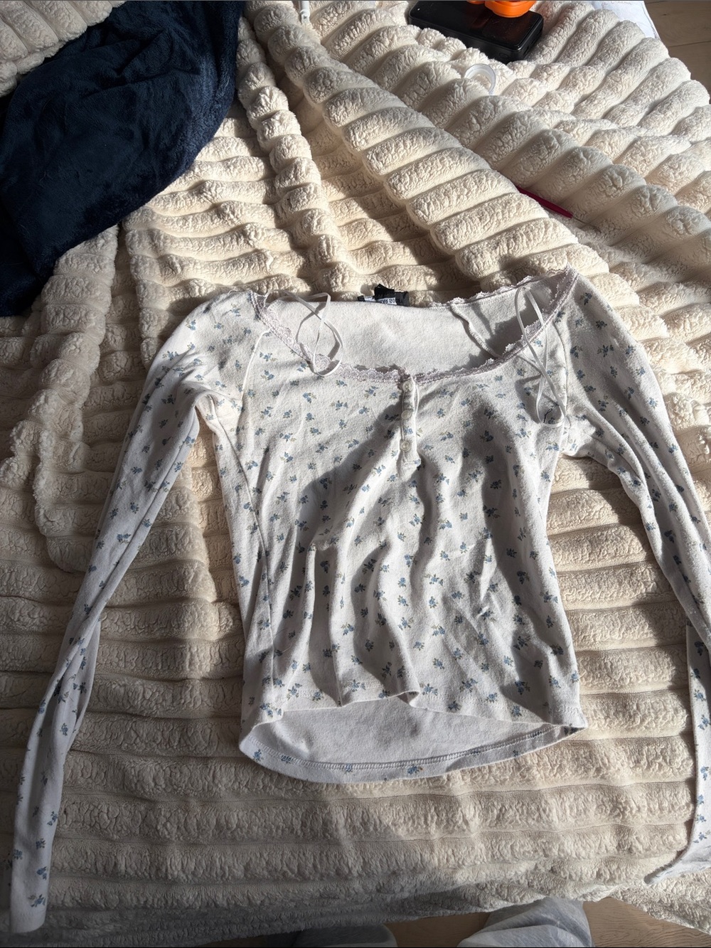 Streetwear Society Cream Long-Sleeve Scoop Neck Top with Blue Floral Print